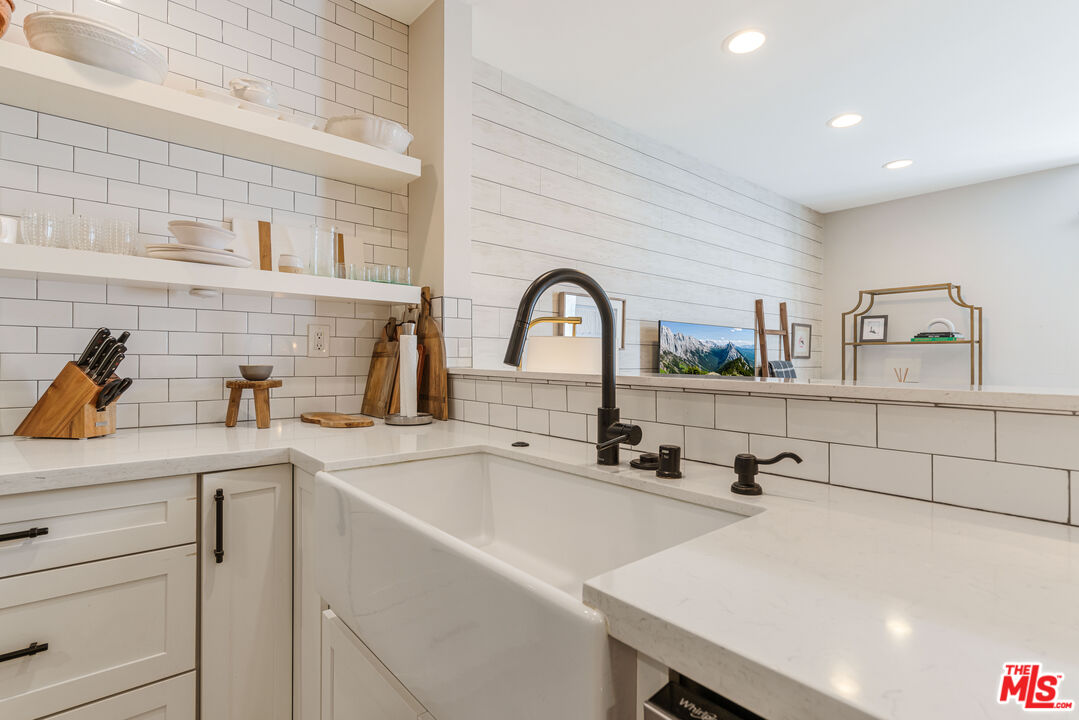 520 S Barrington Ave Unit: 117