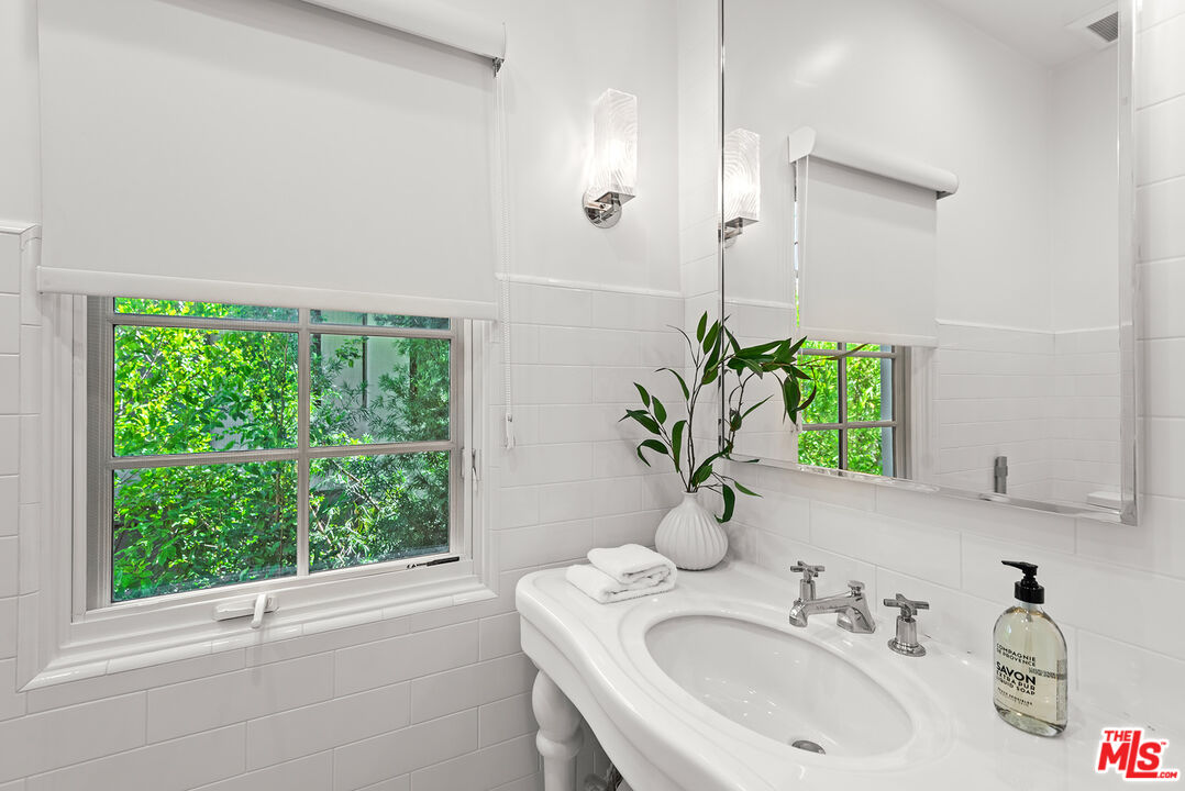 9928 Toluca Lake Ave