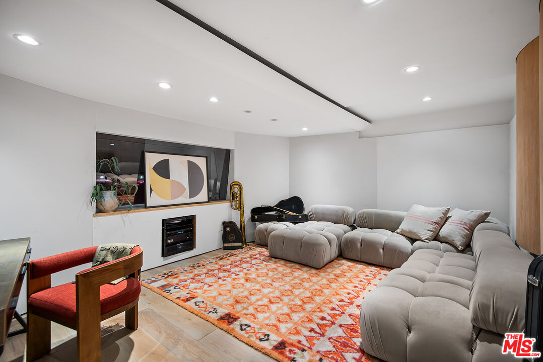 9928 Toluca Lake Ave