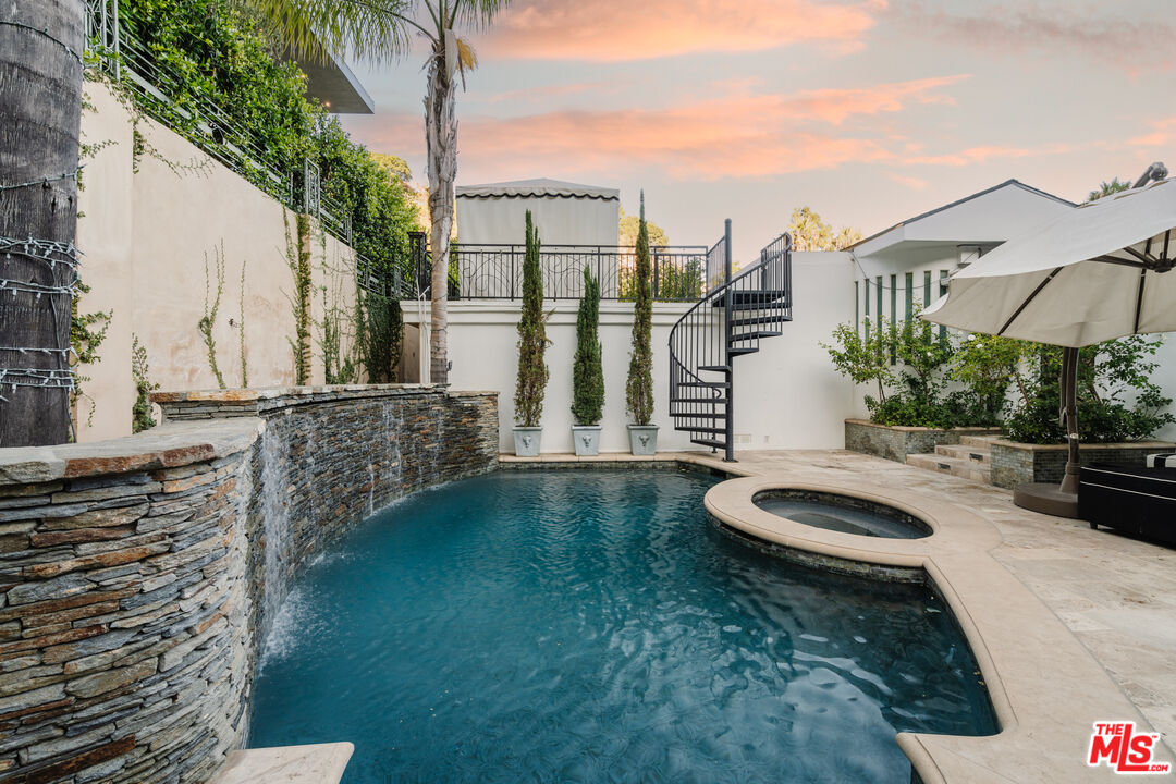 1455 Rising Glen