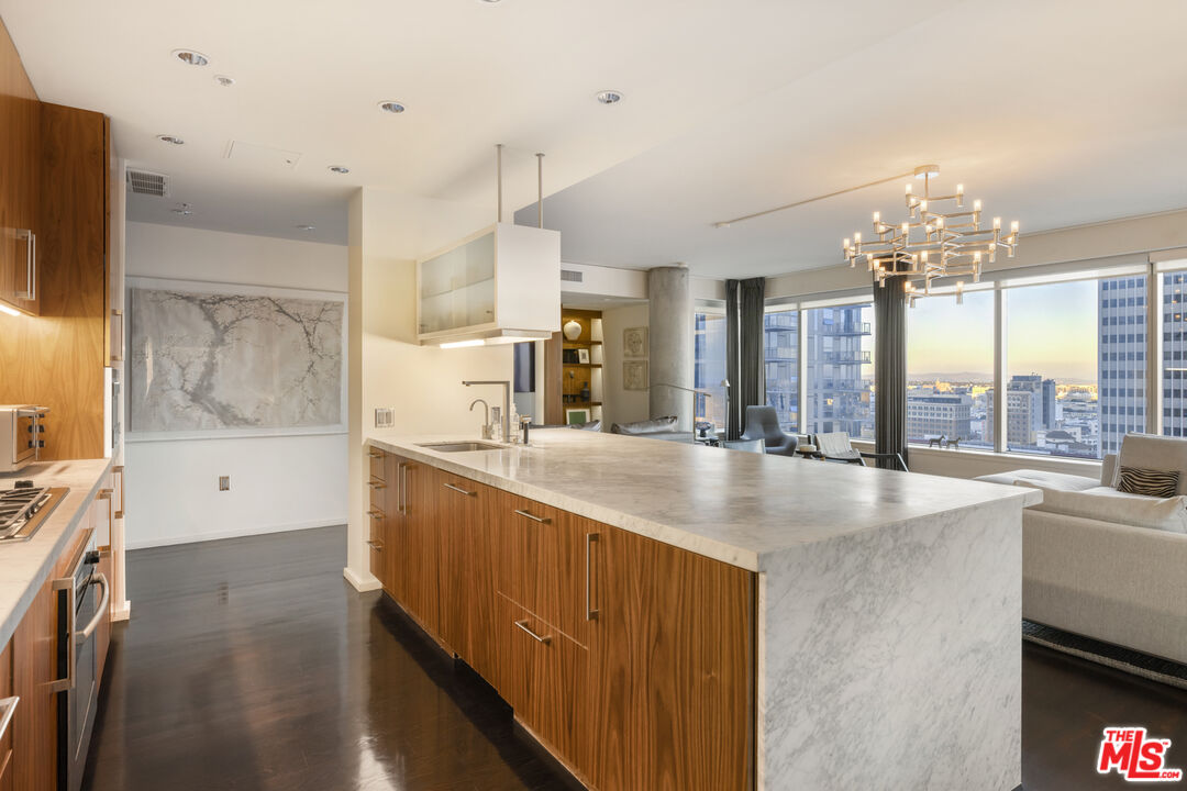 1155 S Grand Ave Unit: 1801