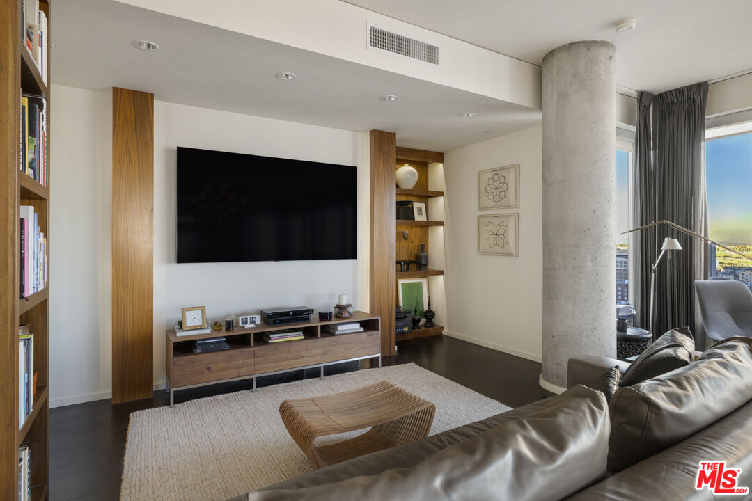 1155 S Grand Ave Unit: 1801