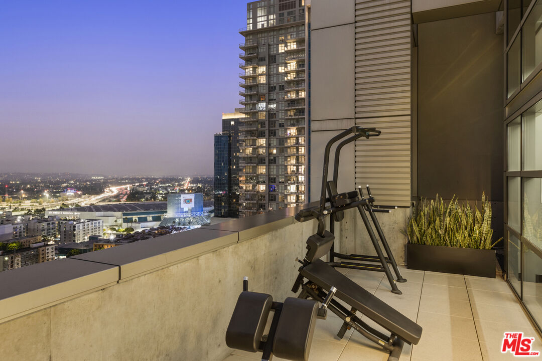 1155 S Grand Ave Unit: 1801
