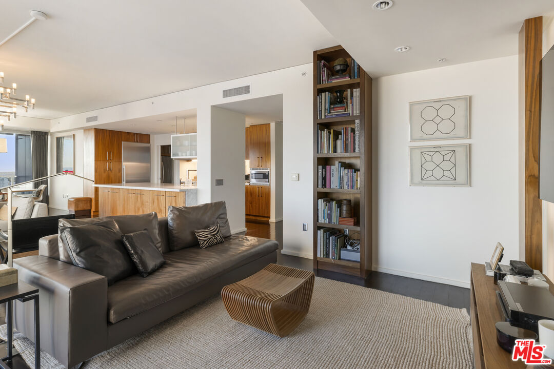 1155 S Grand Ave Unit: 1801