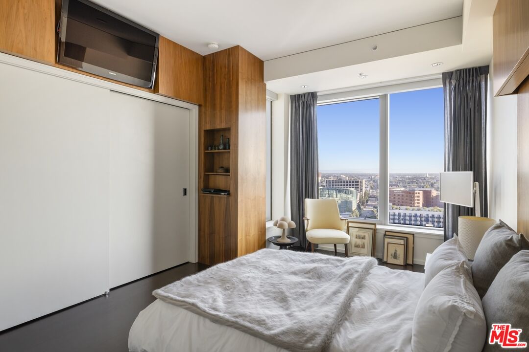 1155 S Grand Ave Unit: 1801
