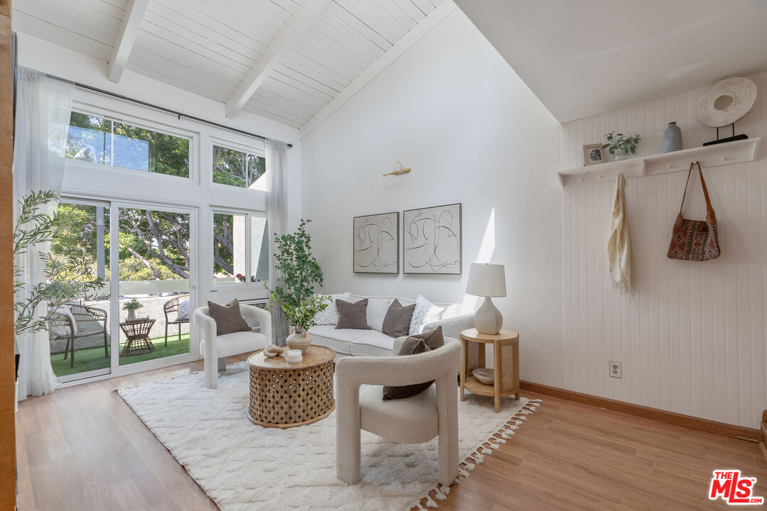 4900 Overland Ave Unit: 305