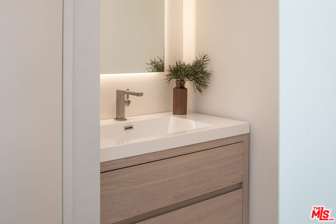 1943 Sunset Plaza Dr