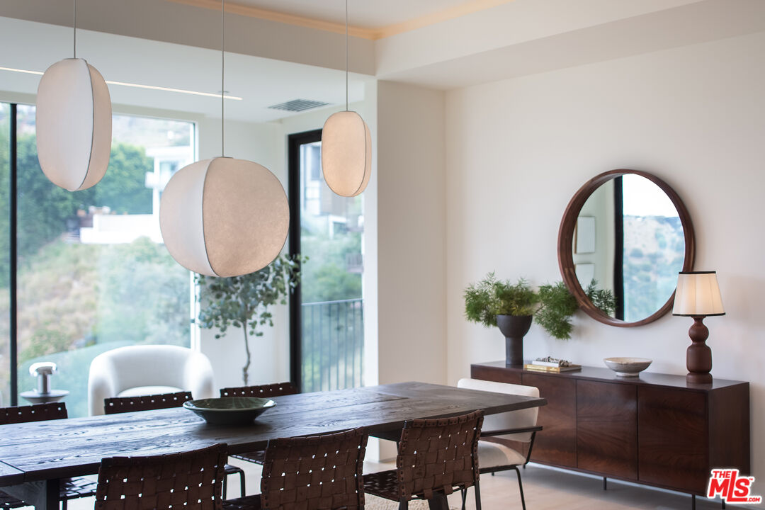 1943 Sunset Plaza Dr