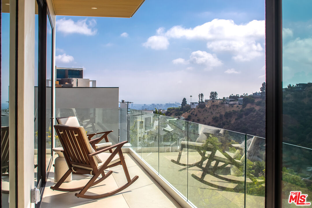 1943 Sunset Plaza Dr