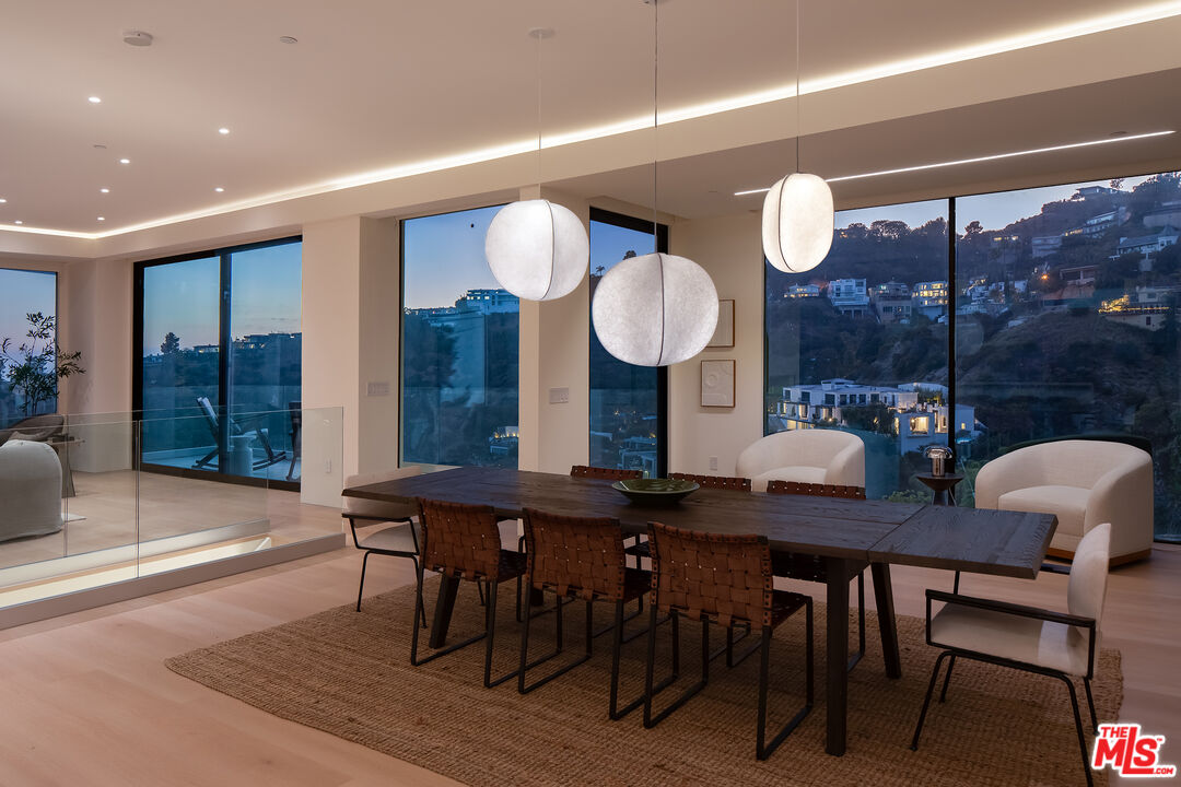 1943 Sunset Plaza Dr