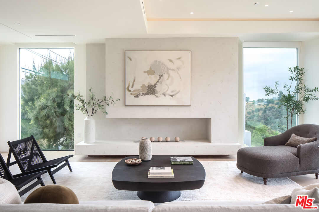 1943 Sunset Plaza Dr