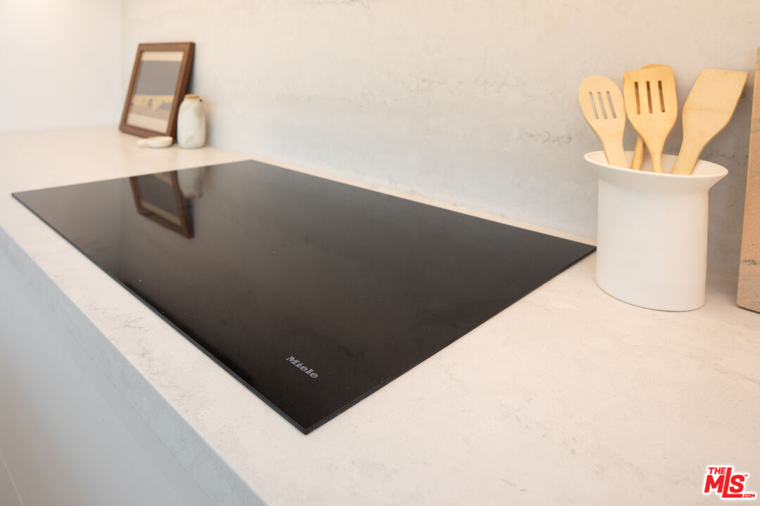 1943 Sunset Plaza Dr