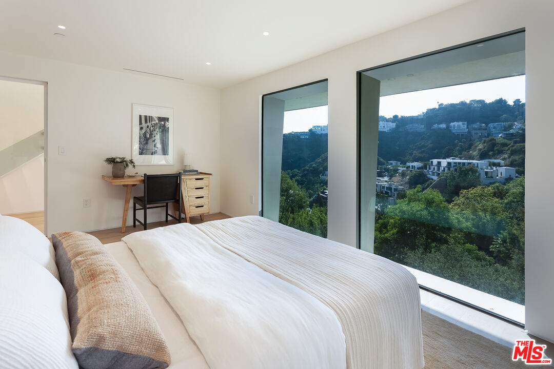 1943 Sunset Plaza Dr