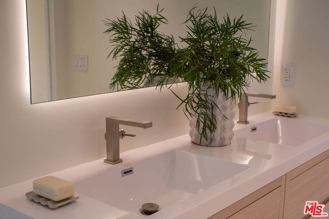 1943 Sunset Plaza Dr