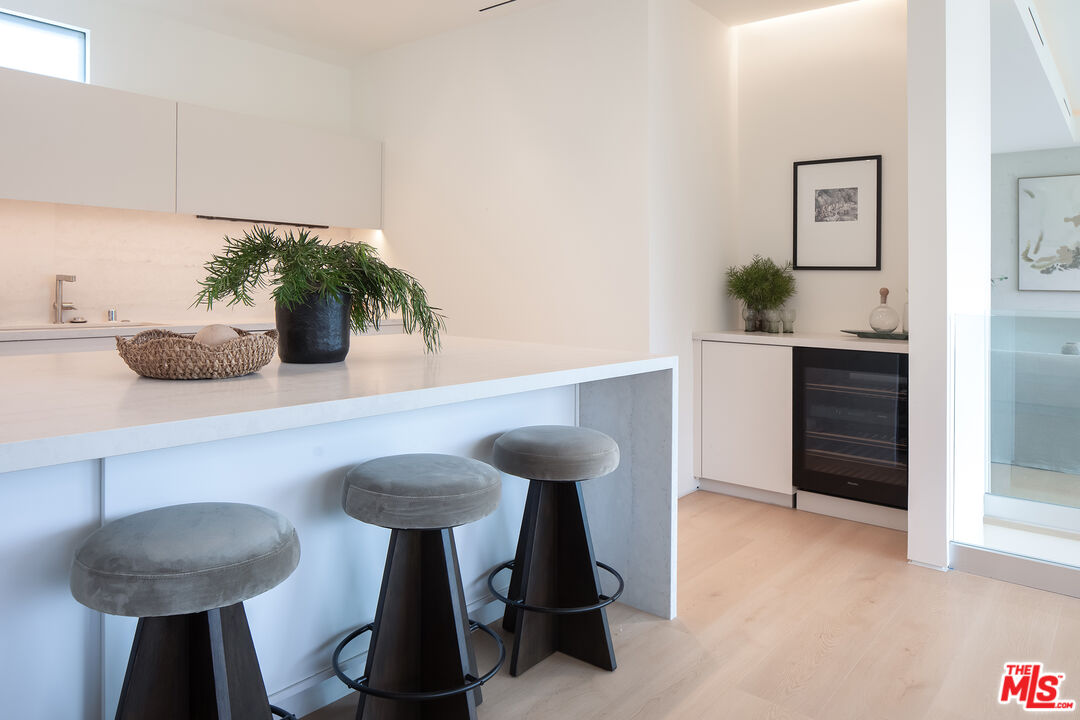 1943 Sunset Plaza Dr