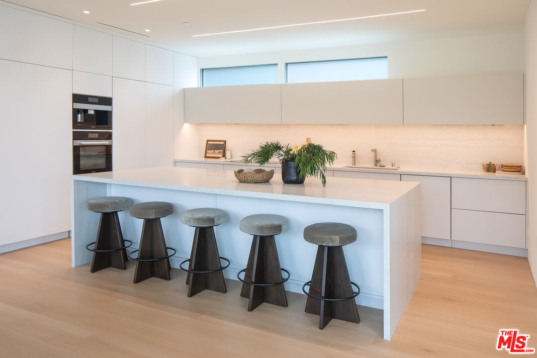 1943 Sunset Plaza Dr