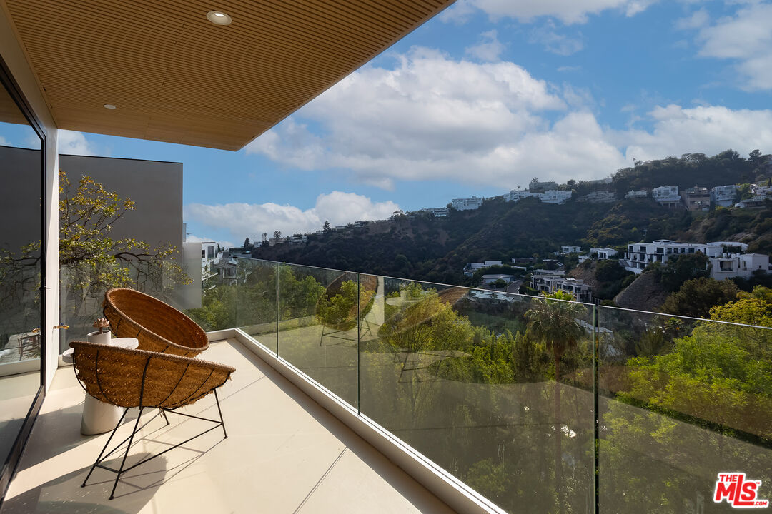 1943 Sunset Plaza Dr