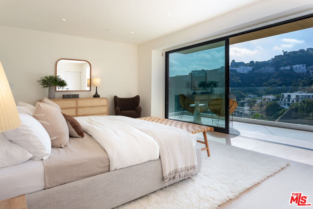 1943 Sunset Plaza Dr