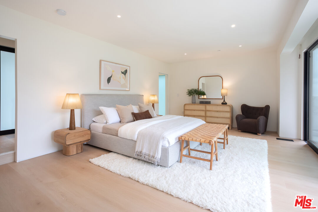 1943 Sunset Plaza Dr