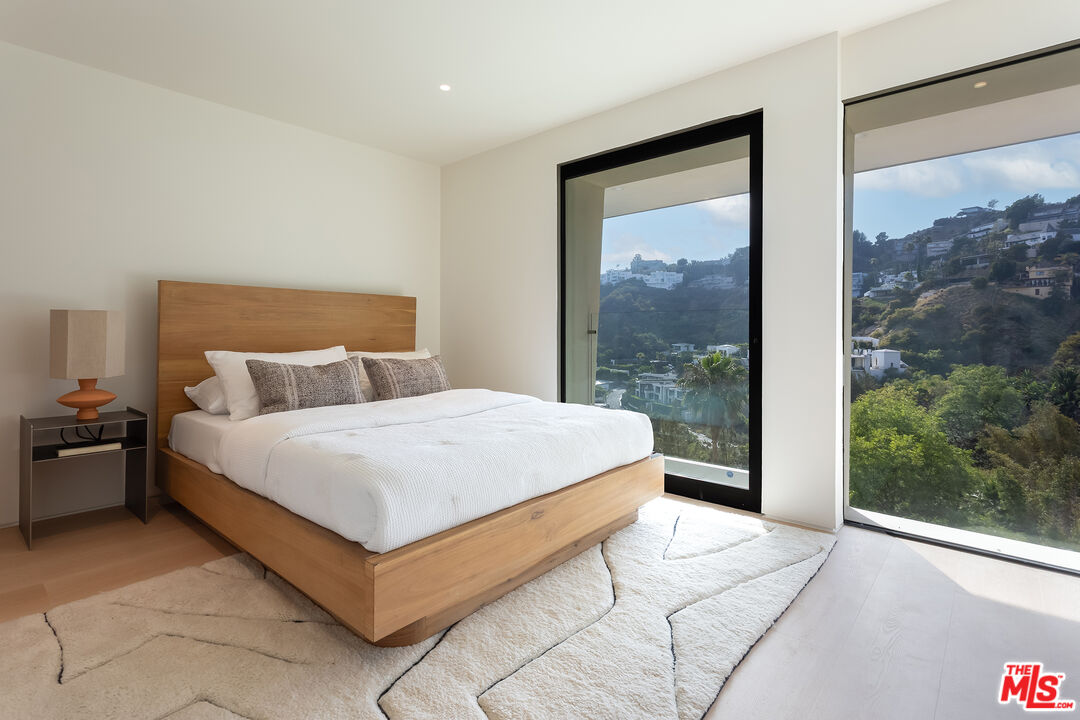 1943 Sunset Plaza Dr