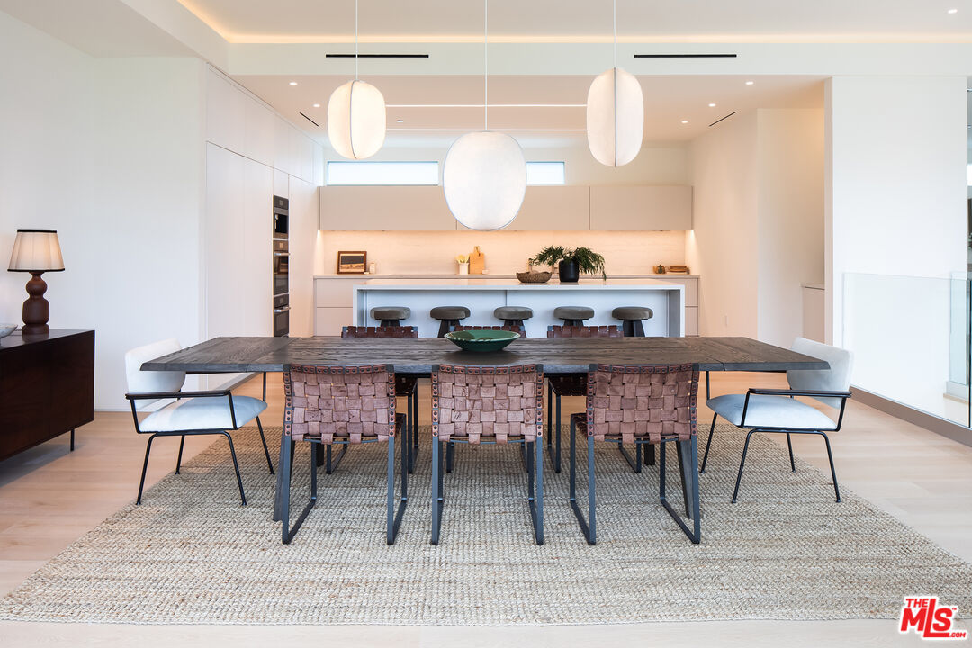 1943 Sunset Plaza Dr