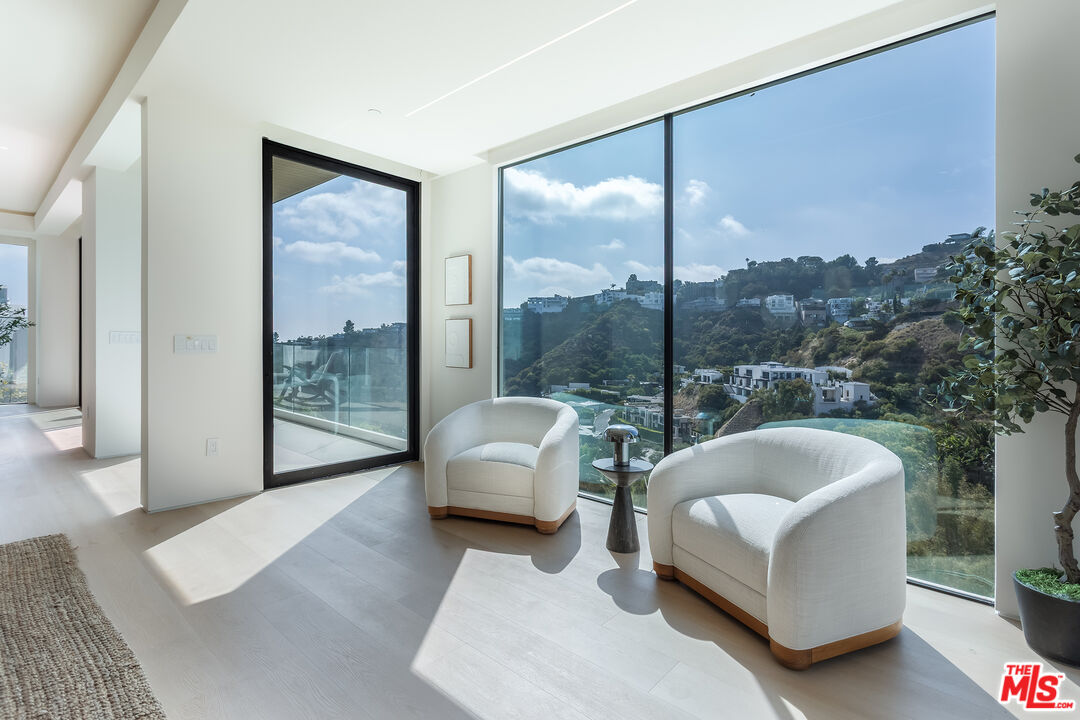 1943 Sunset Plaza Dr