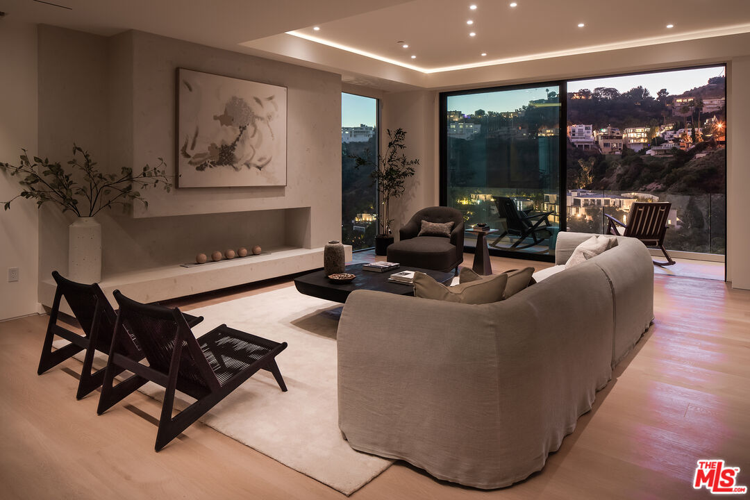 1943 Sunset Plaza Dr