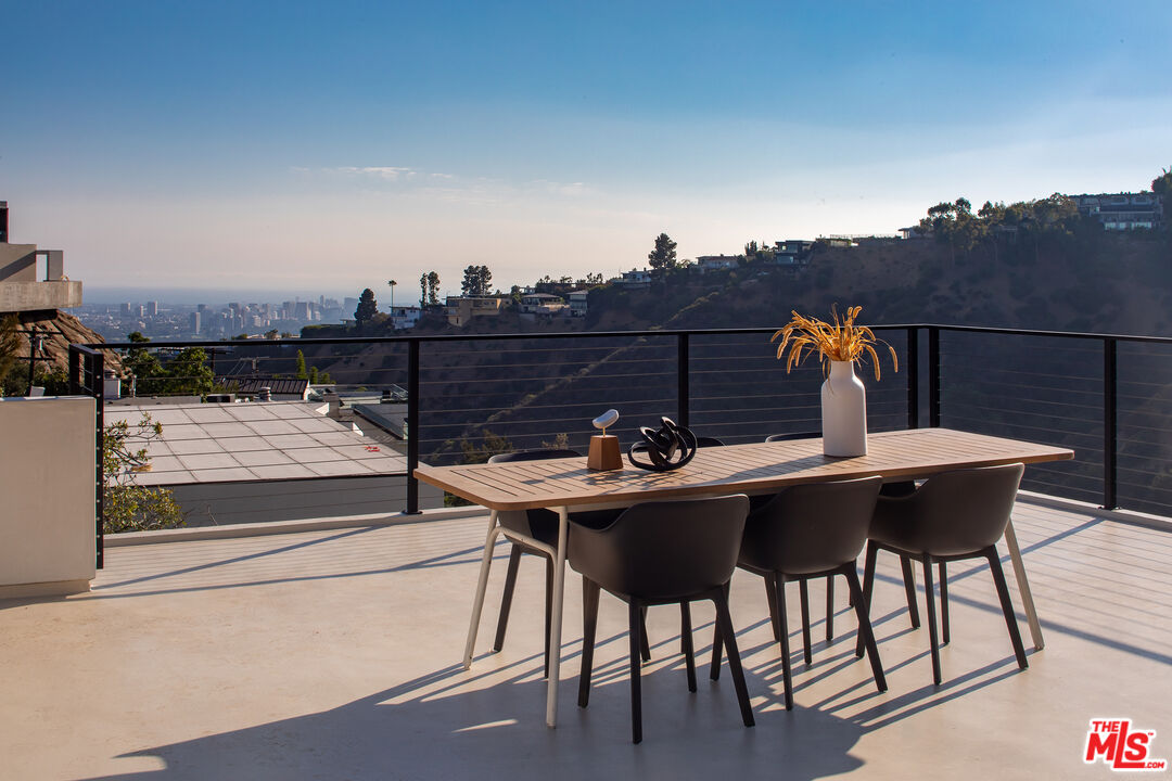 1943 Sunset Plaza Dr