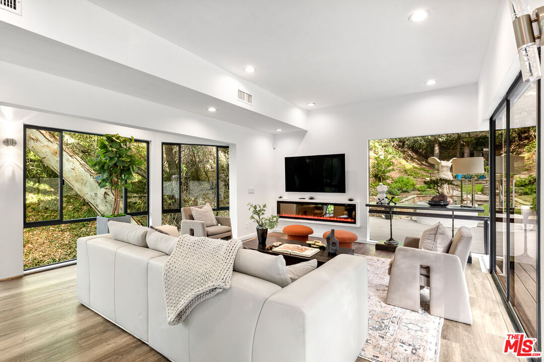 2350 Benedict Canyon Dr