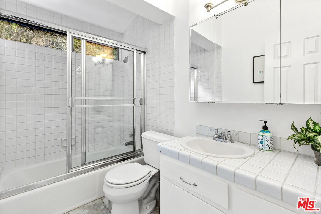 2350 Benedict Canyon Dr