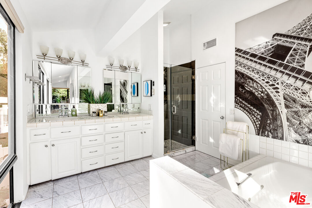 2350 Benedict Canyon Dr