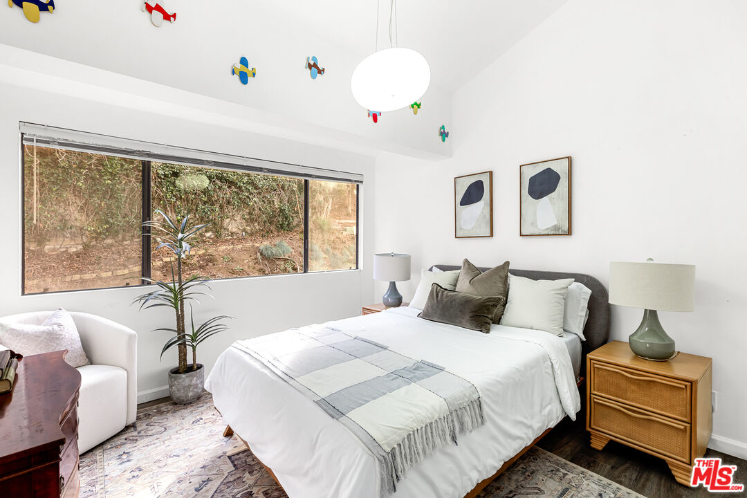 2350 Benedict Canyon Dr