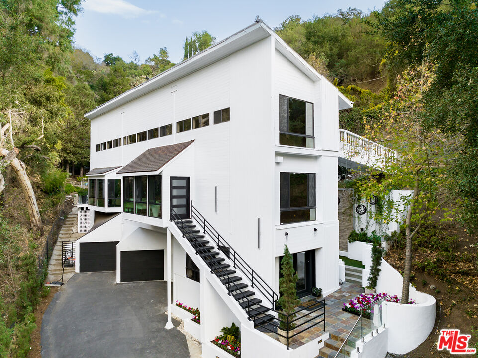 2350 Benedict Canyon Dr