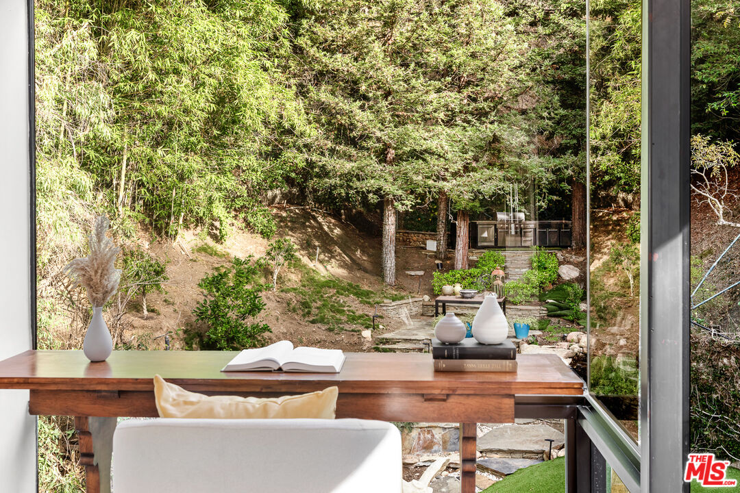 2350 Benedict Canyon Dr