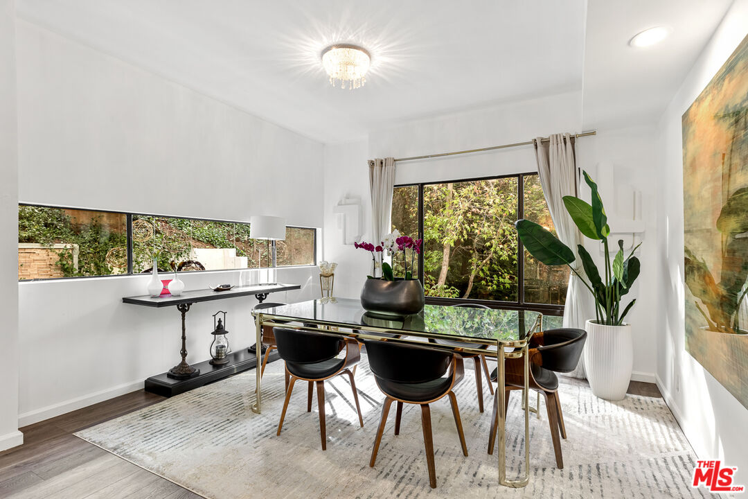 2350 Benedict Canyon Dr