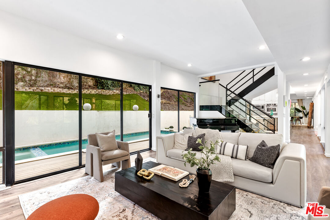 2350 Benedict Canyon Dr