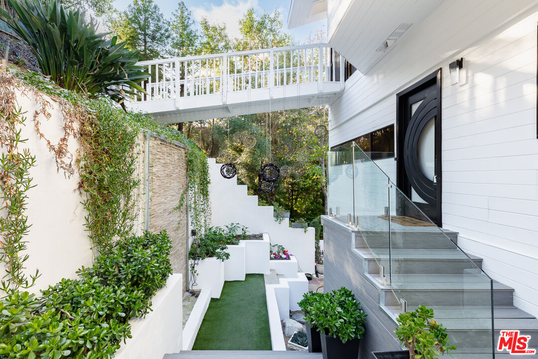 2350 Benedict Canyon Dr