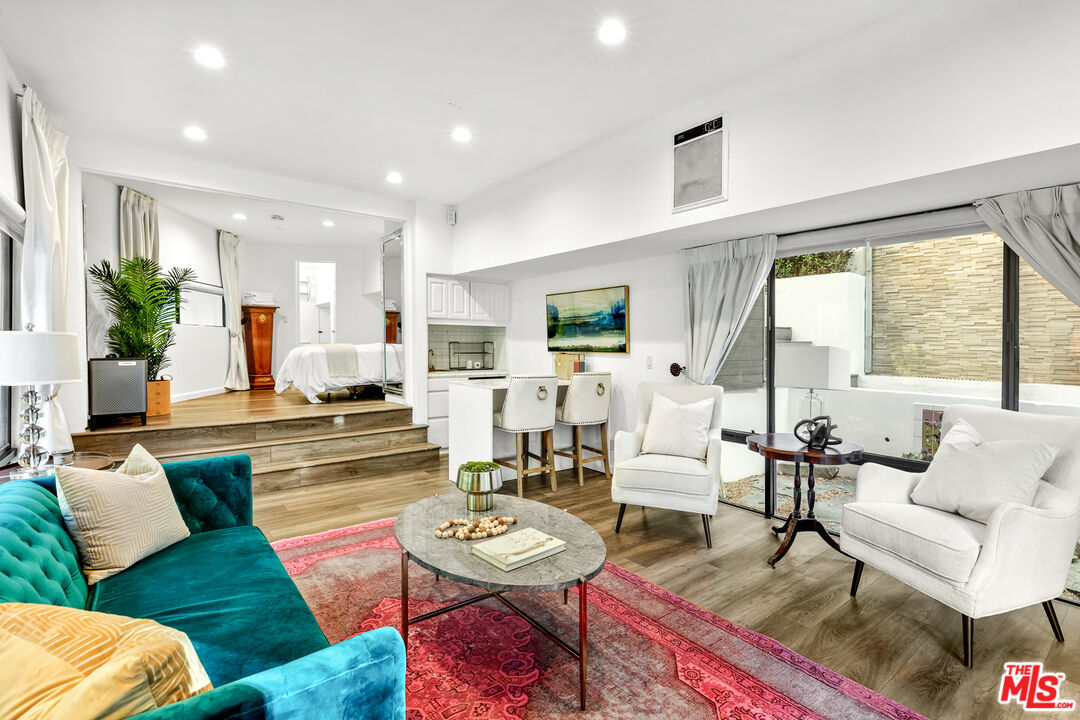 2350 Benedict Canyon Dr