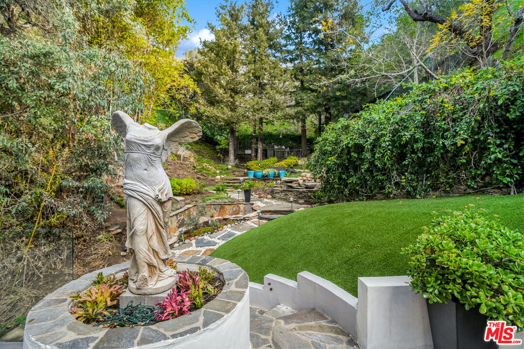 2350 Benedict Canyon Dr