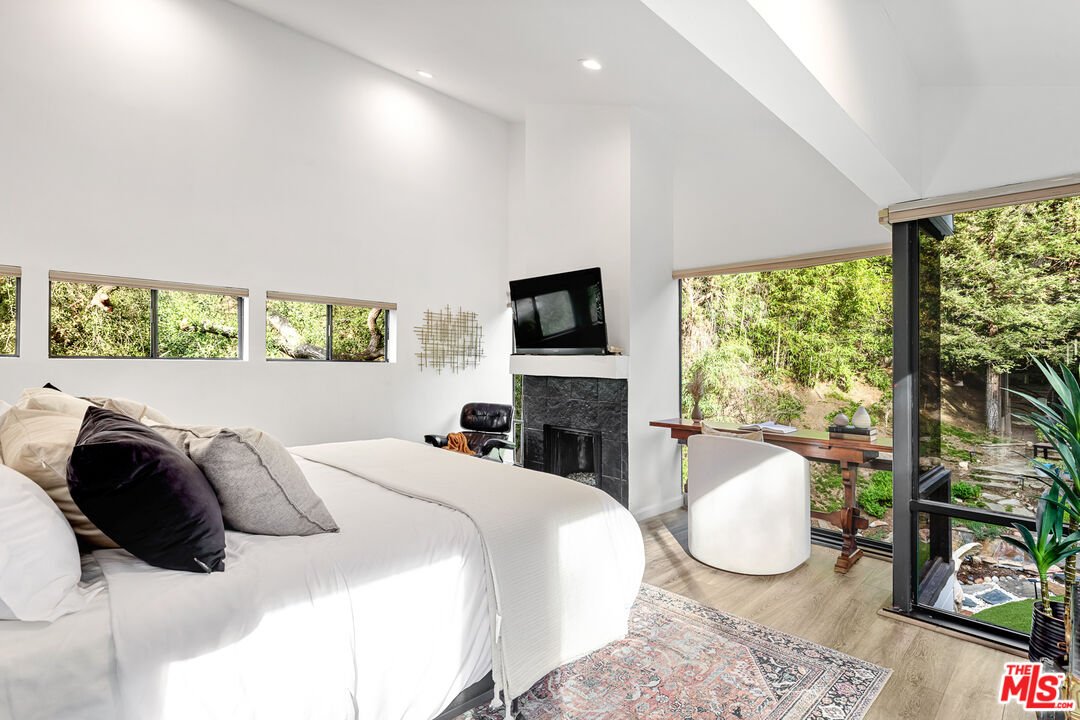 2350 Benedict Canyon Dr