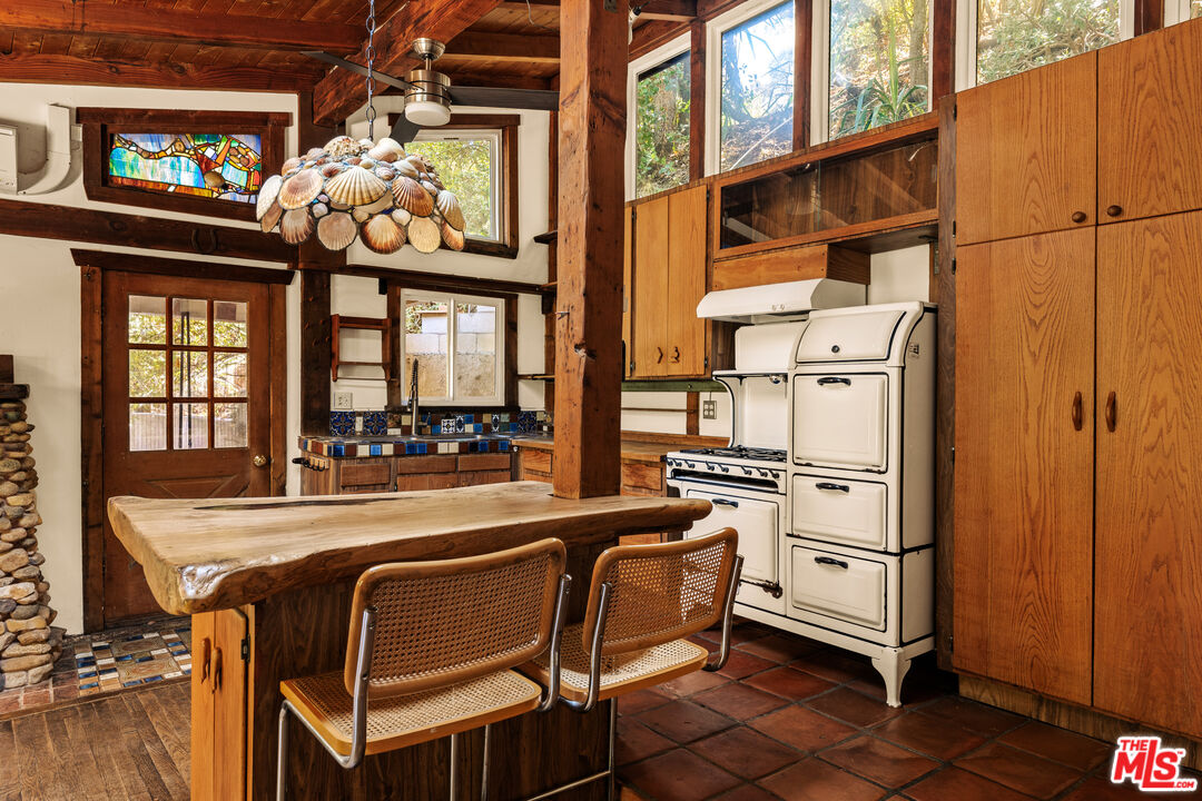 10012 Charter Oak Ln