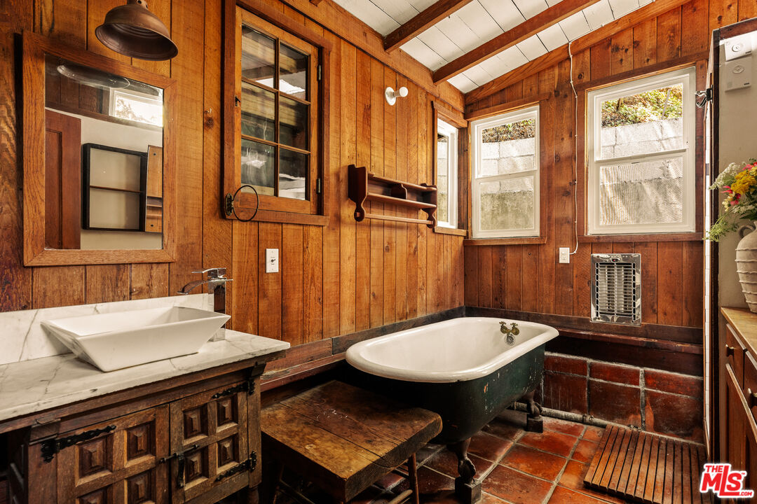 10012 Charter Oak Ln