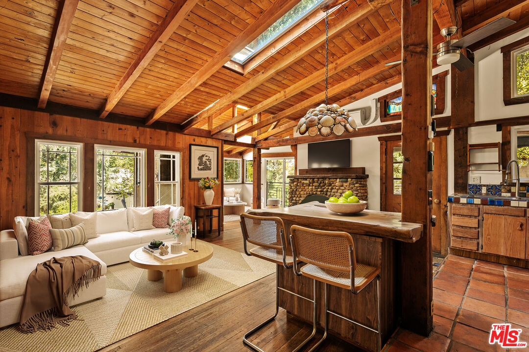 10012 Charter Oak Ln