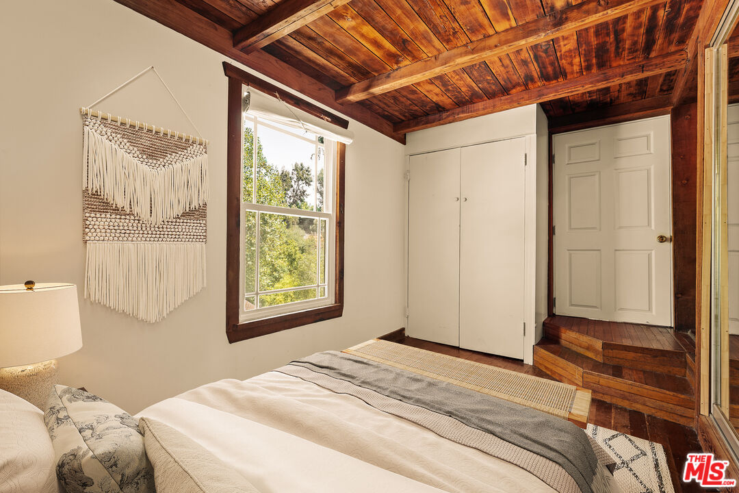 10012 Charter Oak Ln