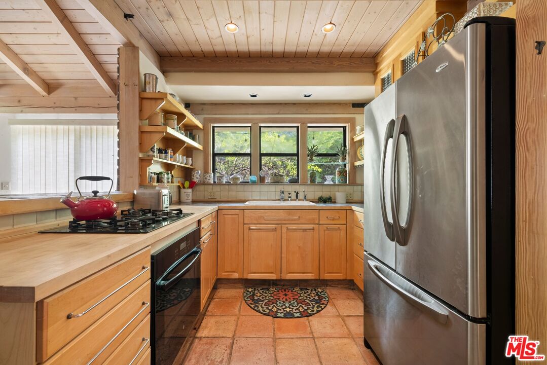 9145 La Tuna Canyon Rd