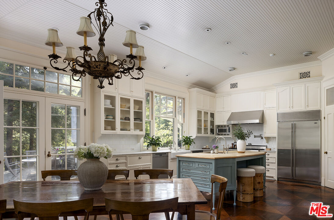 2041 Mandeville Canyon Rd