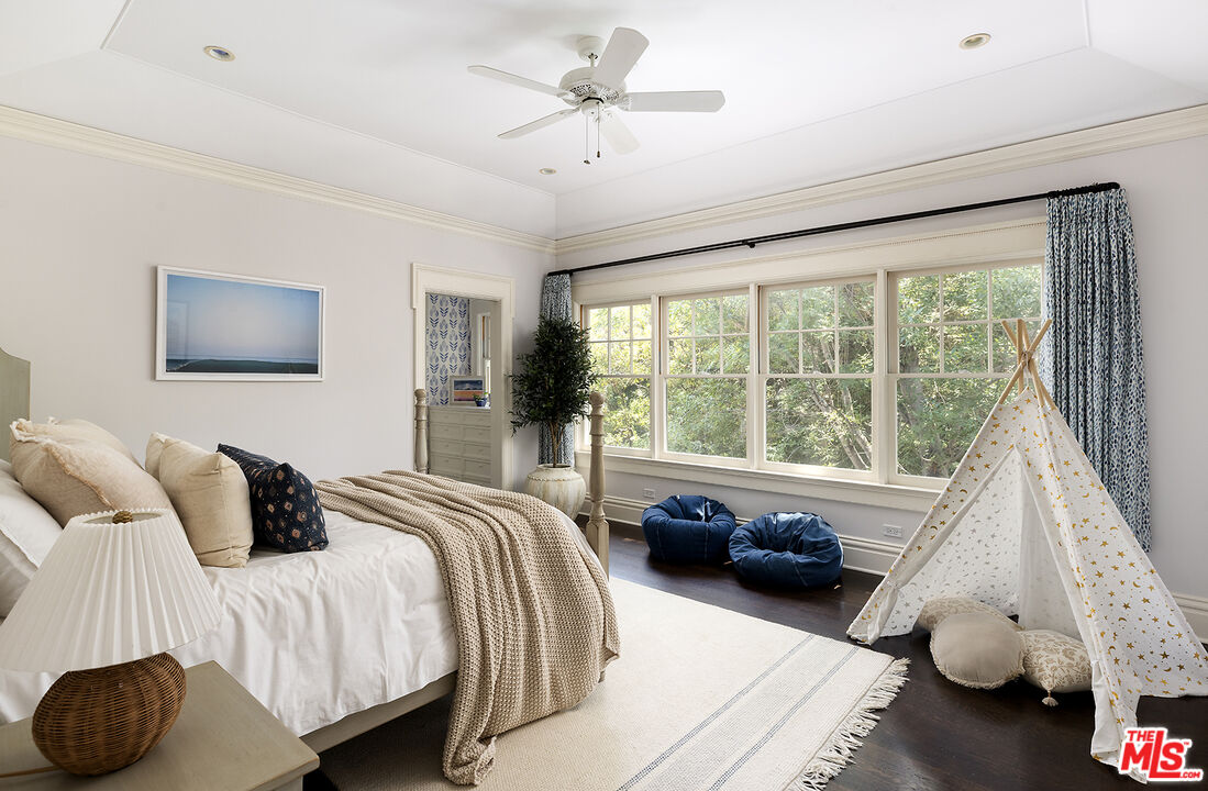 2041 Mandeville Canyon Rd