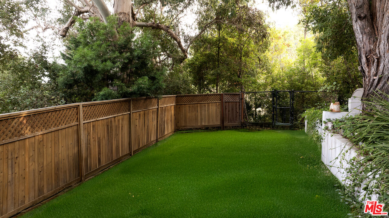 2041 Mandeville Canyon Rd