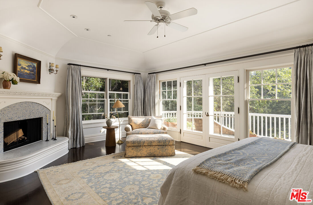 2041 Mandeville Canyon Rd