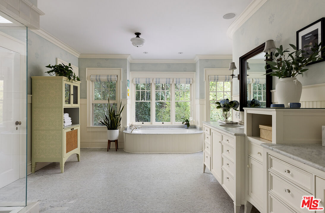 2041 Mandeville Canyon Rd